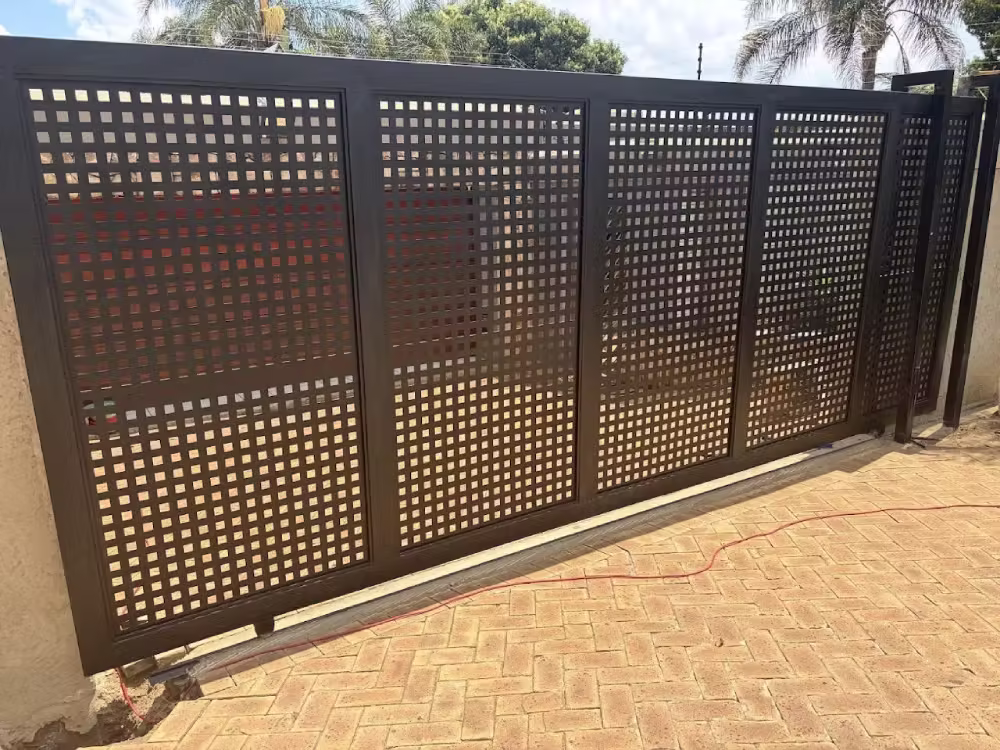 Gate motor and automation installation